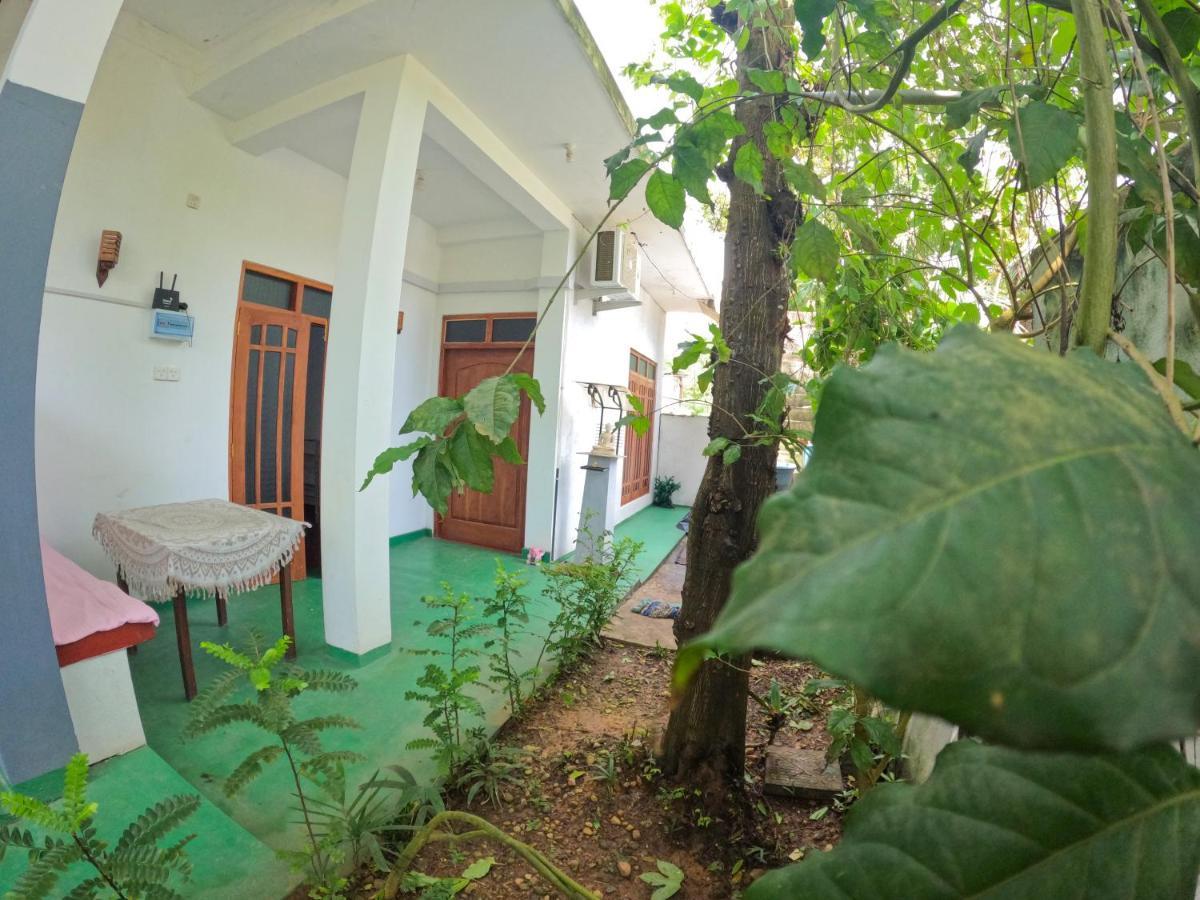 Hotel New Star Light Mirissa Exterior foto